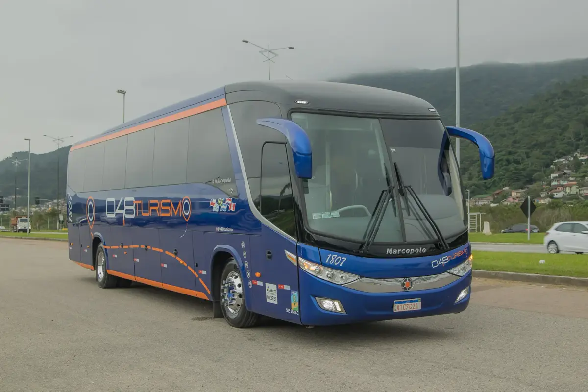Ônibus rodoviário azul da 048 Turismo