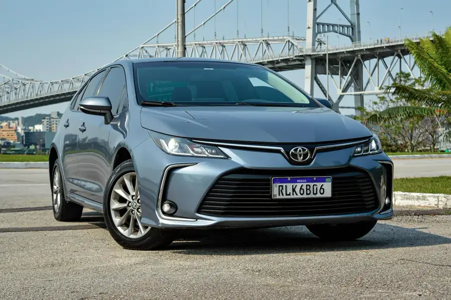 Carro executivo da 048 Turismo com a Ponte Hercílio Luz ao fundo