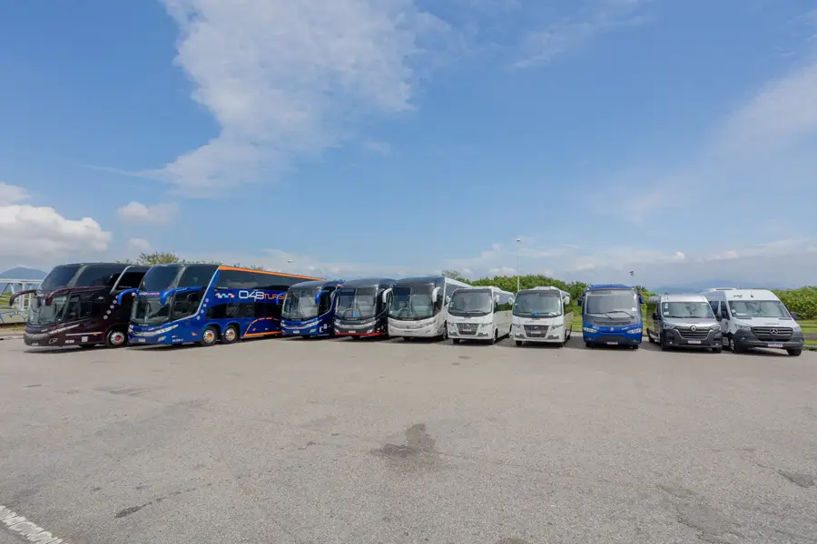 Frota da 048 Turismo reunida: ônibus, micro-ônibus e vans