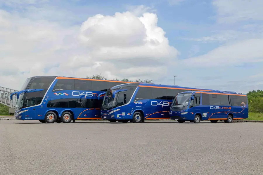 Ônibus rodoviários da 048 Turismo perfilados